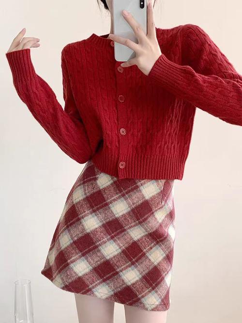 红色大毛衣怎么搭配外套