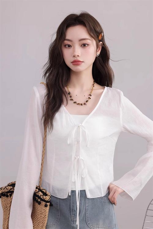 白色薄纱衬衫怎么搭配