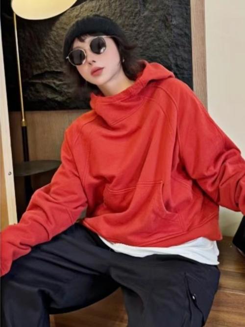 戴帽红色卫衣怎么搭配