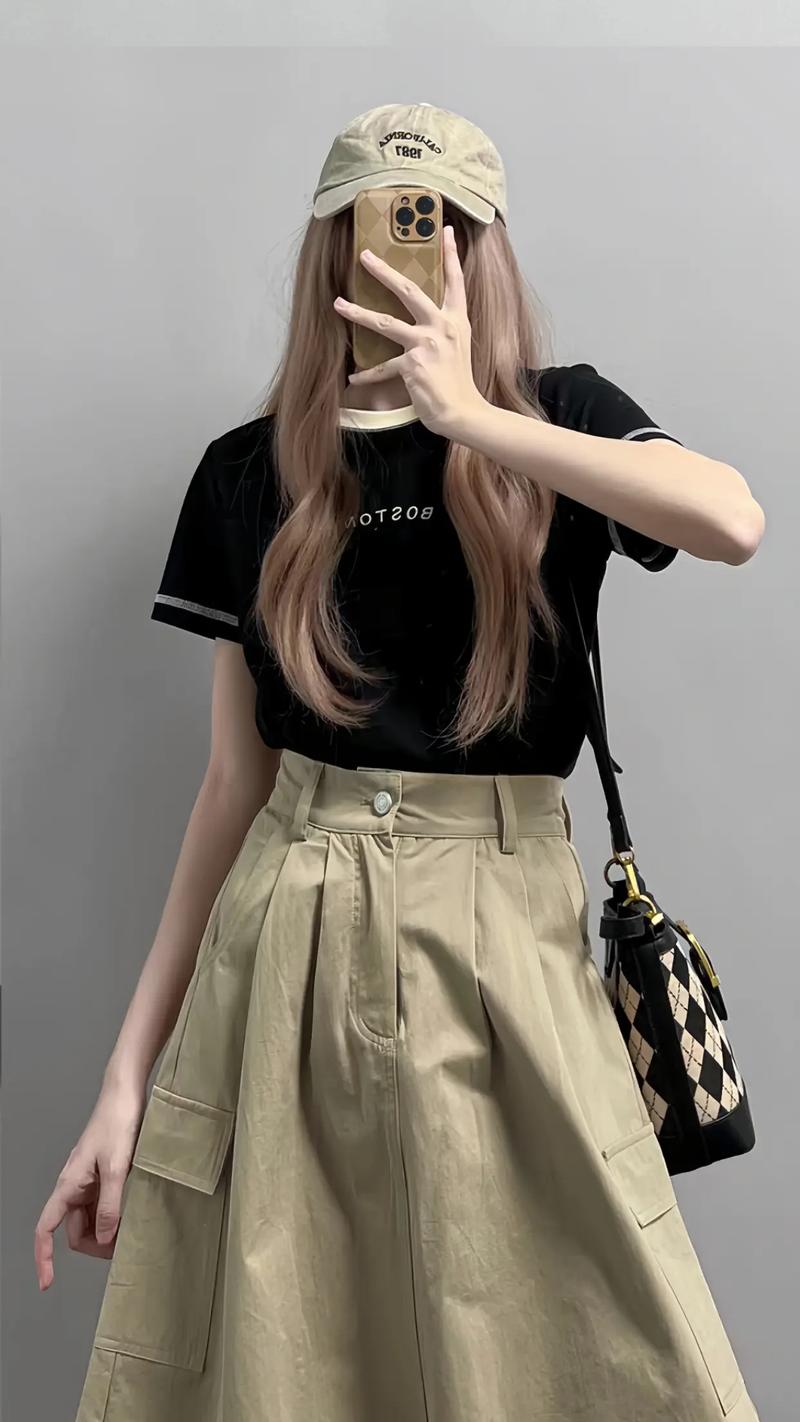 卡其色呢短裙怎么搭配