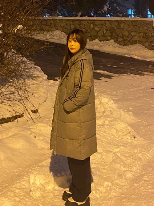 橙色羽绒服长款怎么搭配显高