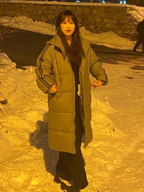 橙色羽绒服长款怎么搭配显高