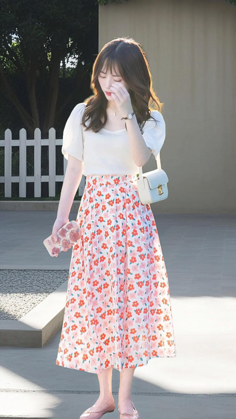 白色碎花裙怎么搭配上衣