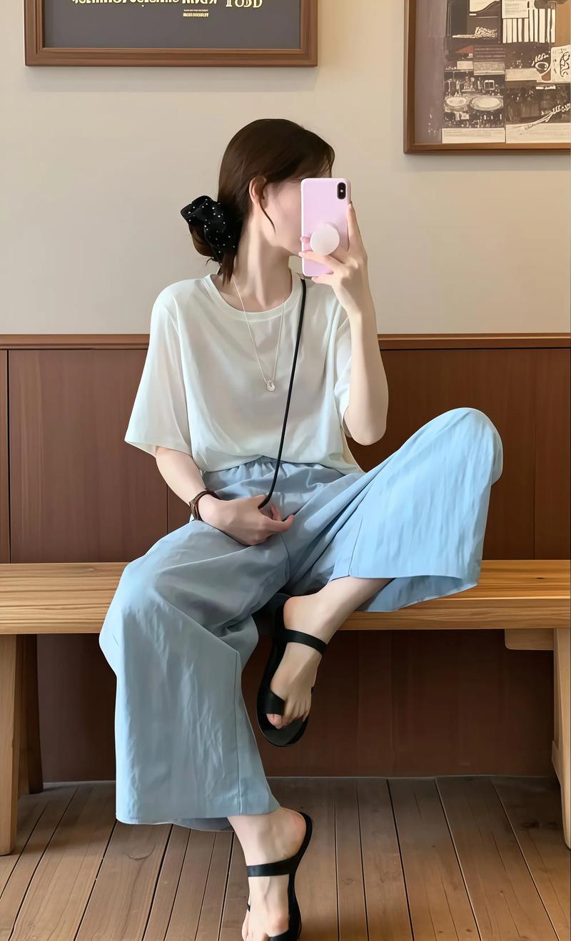 上衣白t恤怎么搭配