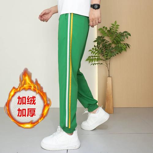 冬天绿色运动裤怎么搭配衣服