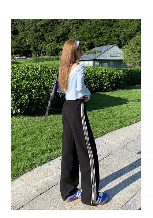 冬天绿色运动裤怎么搭配衣服