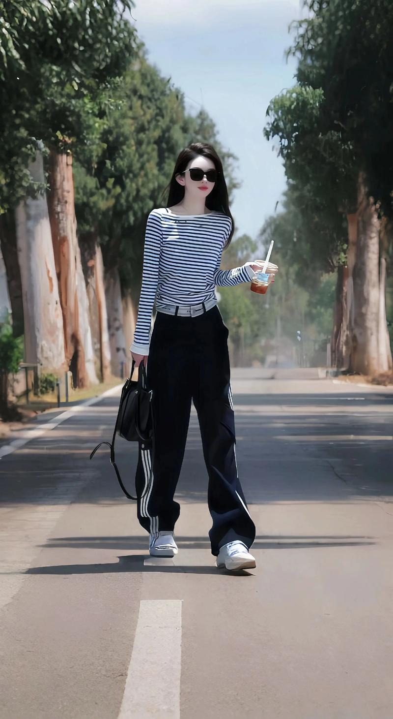 蓝白间隔条纹衣服怎么搭配