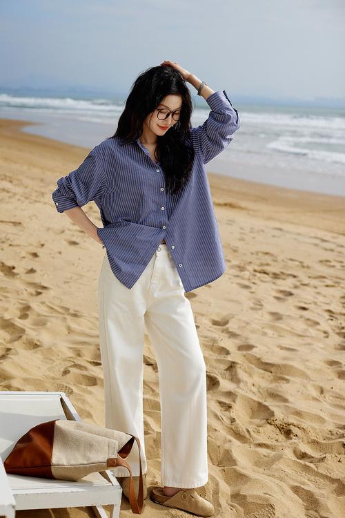 蓝白间隔条纹衣服怎么搭配