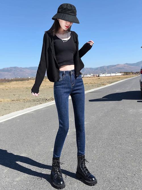 深色牛仔裤该怎么搭配