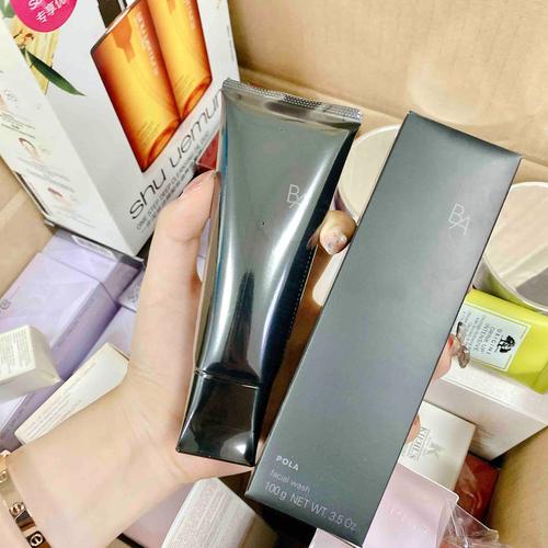 皮肤黑用什么洗面奶