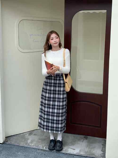 格子包裙搭配什么上衣