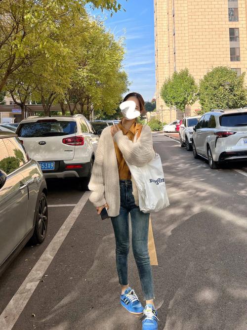 米色休闲长款毛衣怎么搭配