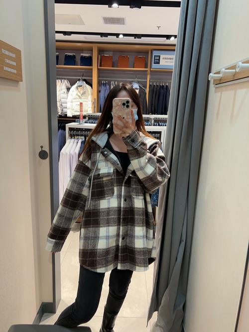 冬天格子衬衫怎么搭配穿棉服图片