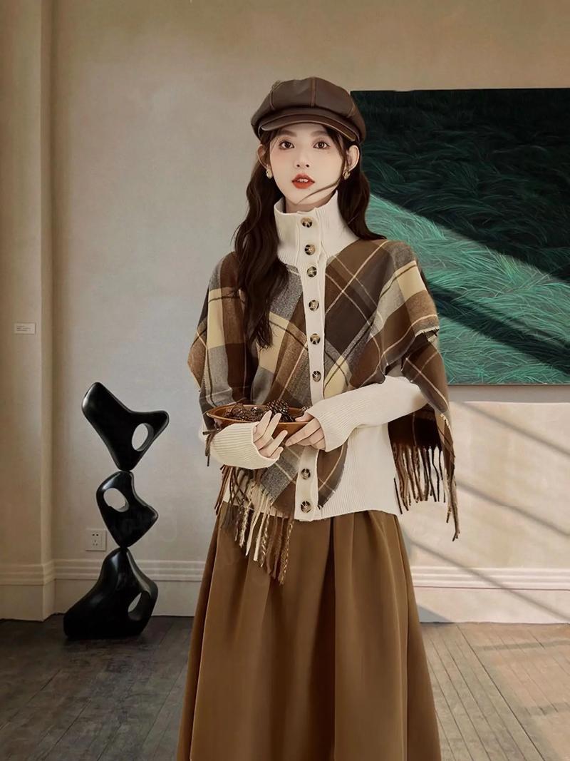 斗篷配什么衣服好看