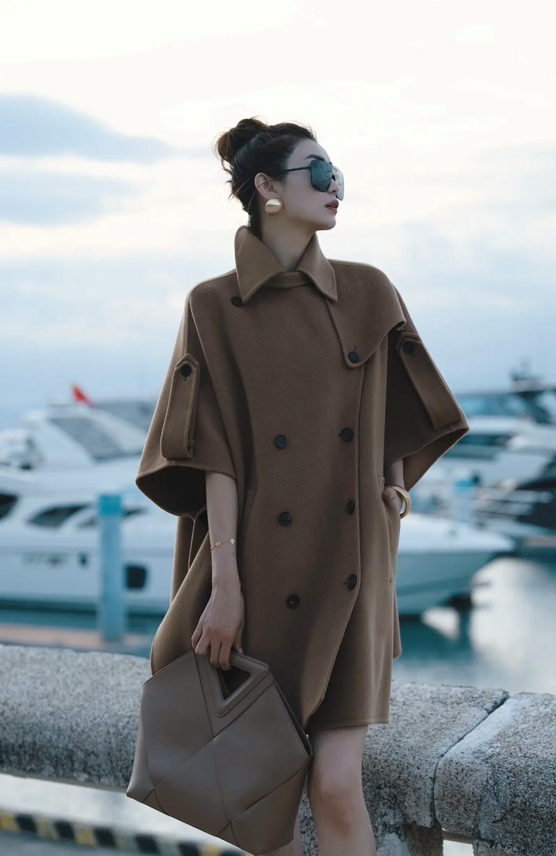 斗篷配什么衣服好看