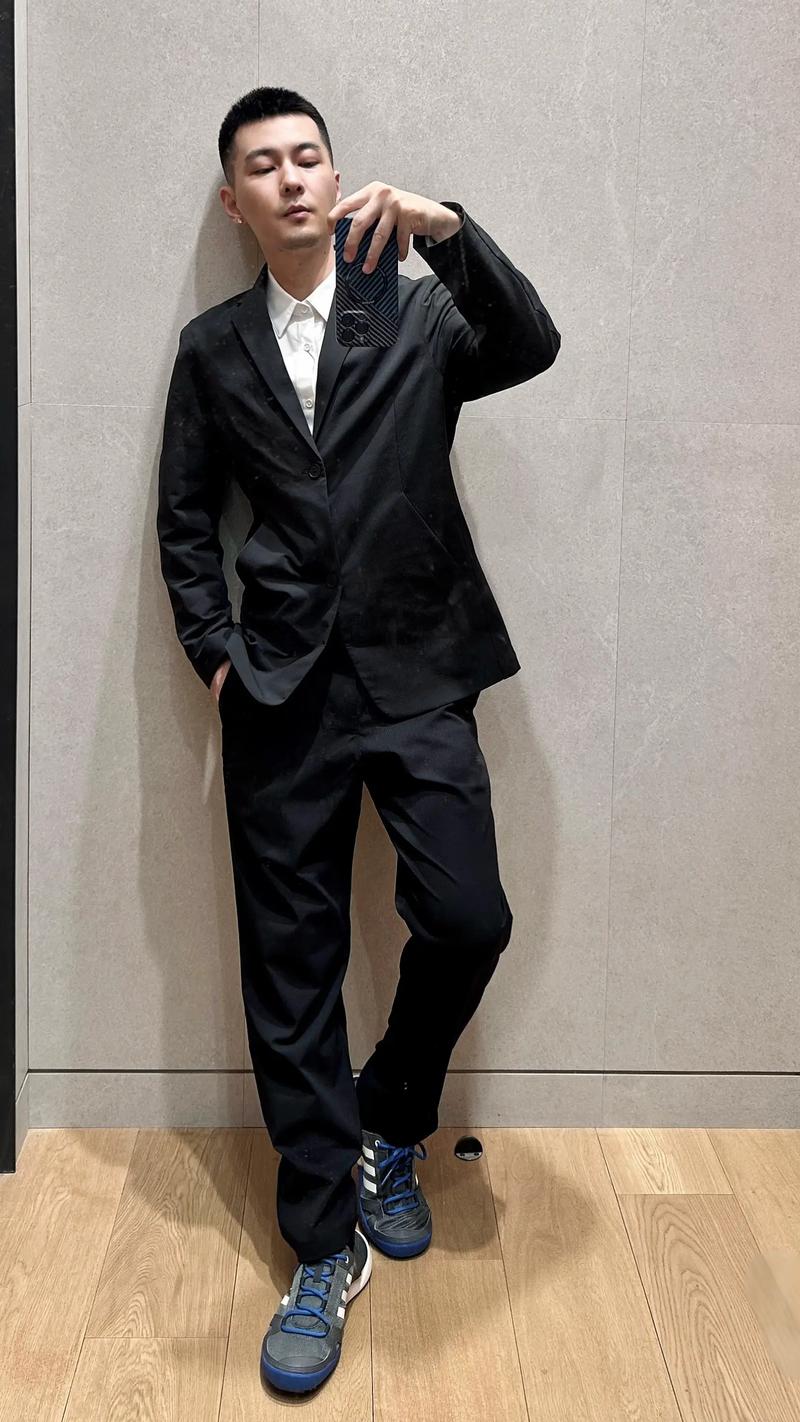 黑色鞋子配什么裤子好看