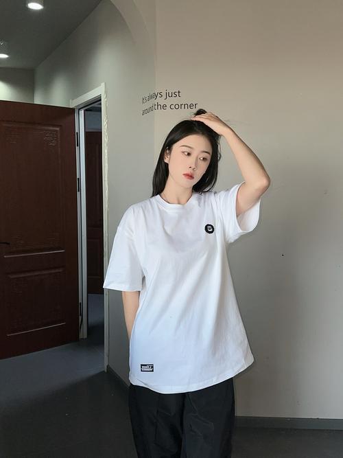 冬天白t恤怎么搭配