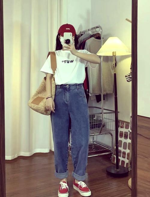 白短袖和牛仔裤怎么搭配图片