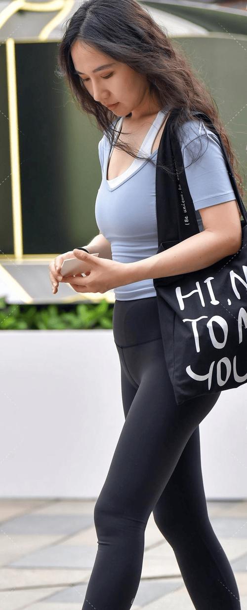 t恤下身怎么搭配