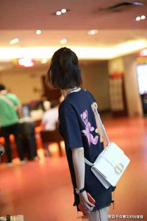 t恤下身怎么搭配