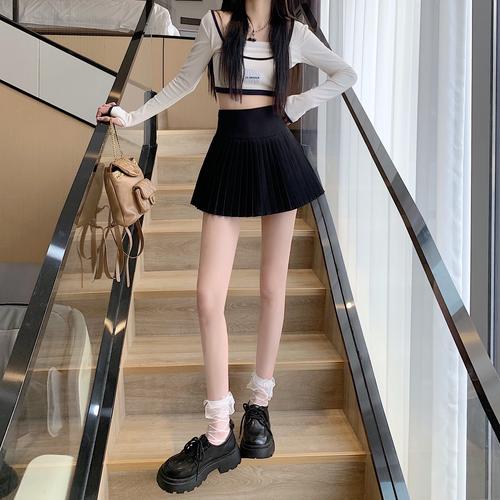 白色百褶裙怎么搭配衣服