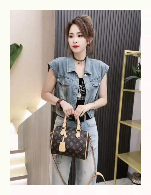 短袖牛仔衣马甲怎么搭配