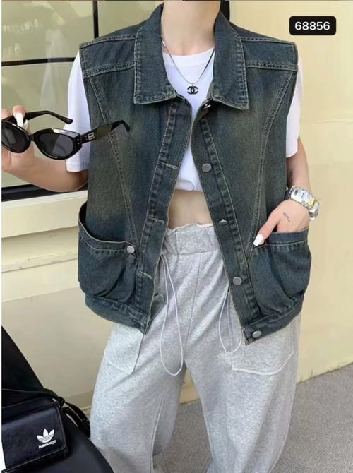 短袖牛仔衣马甲怎么搭配