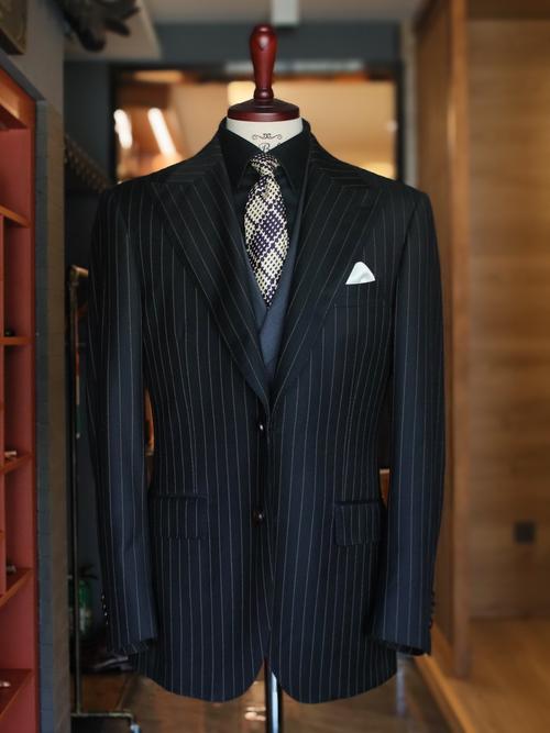 黑色西装配什么衬衫