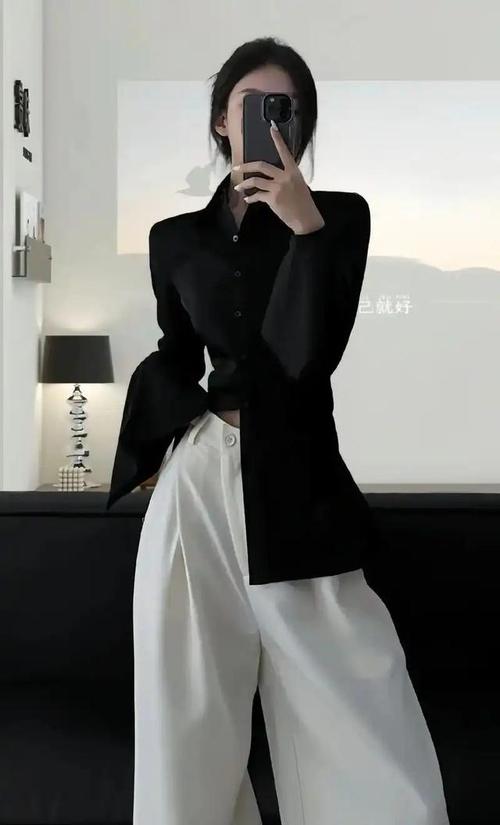 黑色西装配什么衬衫