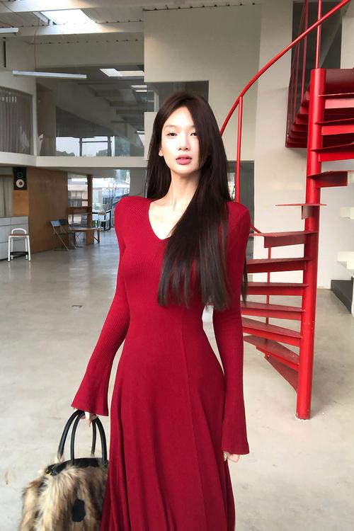 红色长 长款连衣裙怎么搭配图片欣赏