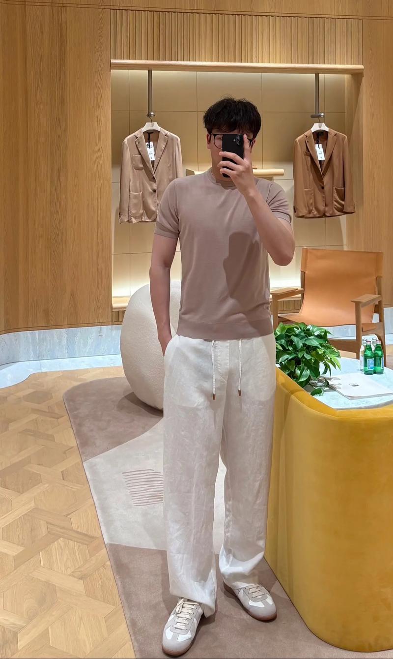 男士白色t恤外套怎么搭配什么裤子好看