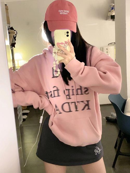 夏季粉色卫衣怎么搭配