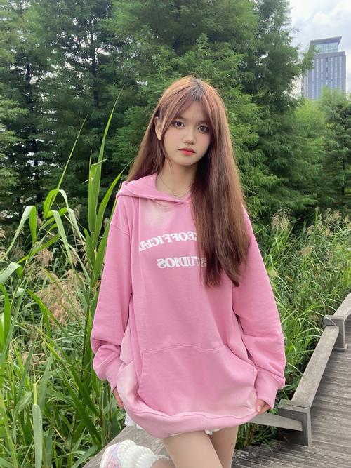 粉色长袖卫衣怎么搭配图片