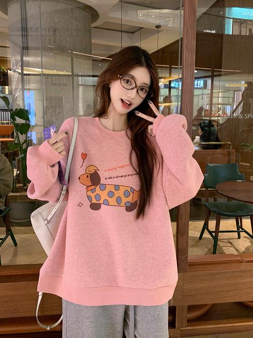 粉色长袖卫衣怎么搭配图片