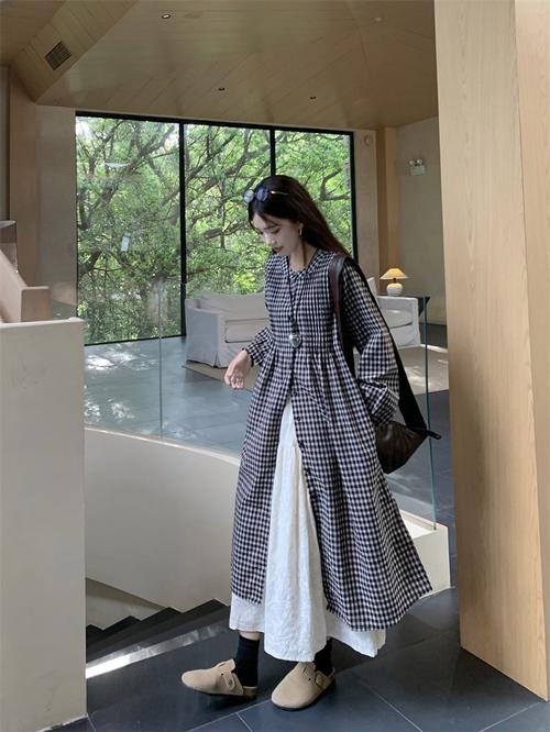 长款格子衬衫裙怎么搭配什么裤子