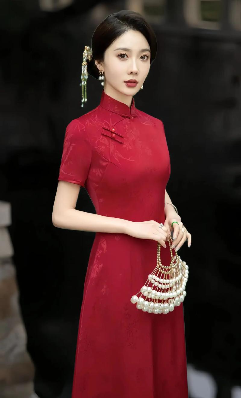 长款修身红色连衣裙怎么搭配图片