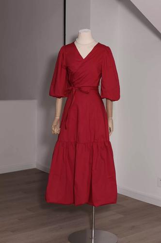 长款修身红色连衣裙怎么搭配什么外套