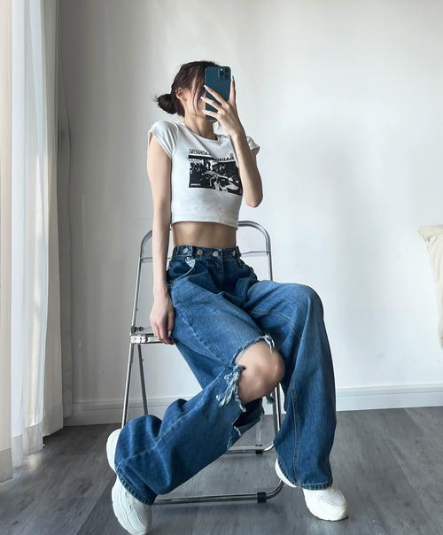 女士破洞宽松牛仔裤怎么搭配