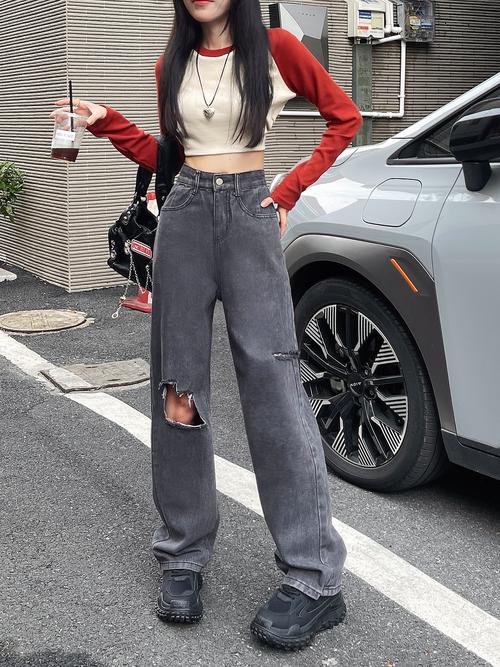 女士破洞宽松牛仔裤怎么搭配