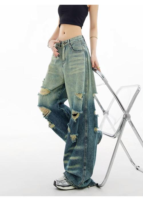 女士破洞宽松牛仔裤怎么搭配