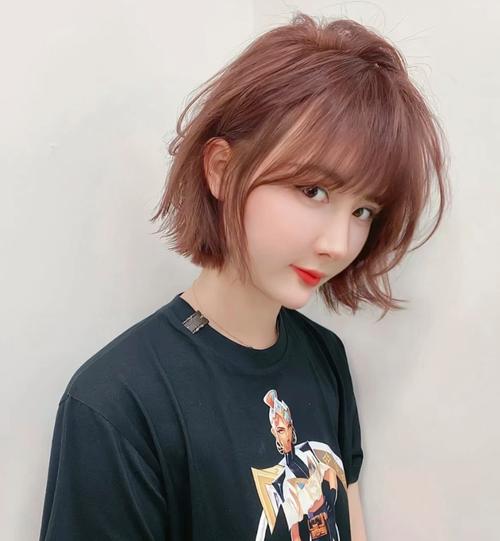 最新发色和发型的搭配