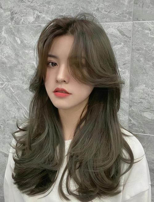 最新发色和发型的搭配