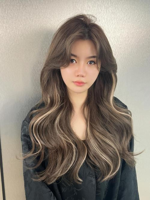 最新发色和发型的搭配