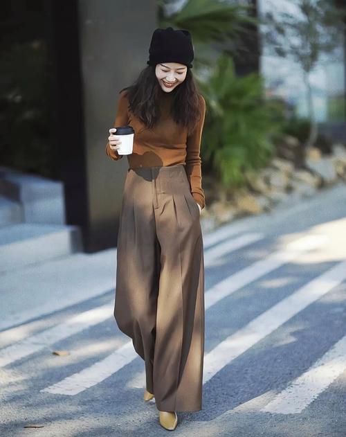 浅咖色裤子配什么上衣