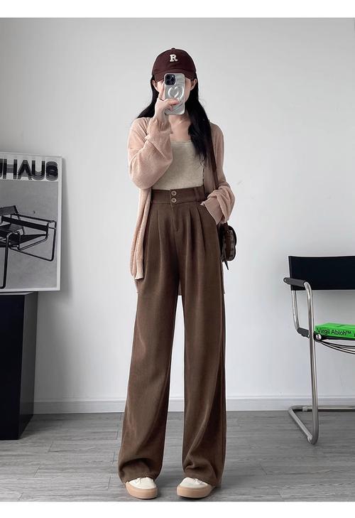 浅咖色裤子配什么上衣