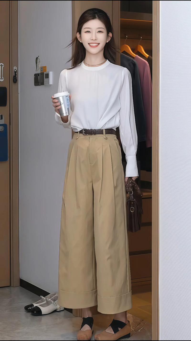 浅咖色裤子配什么上衣