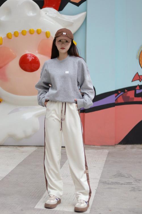 运动休闲的裤子怎么搭配上衣