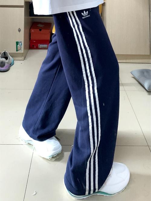 白色蓝色的鞋子怎么搭配衣服好看图片