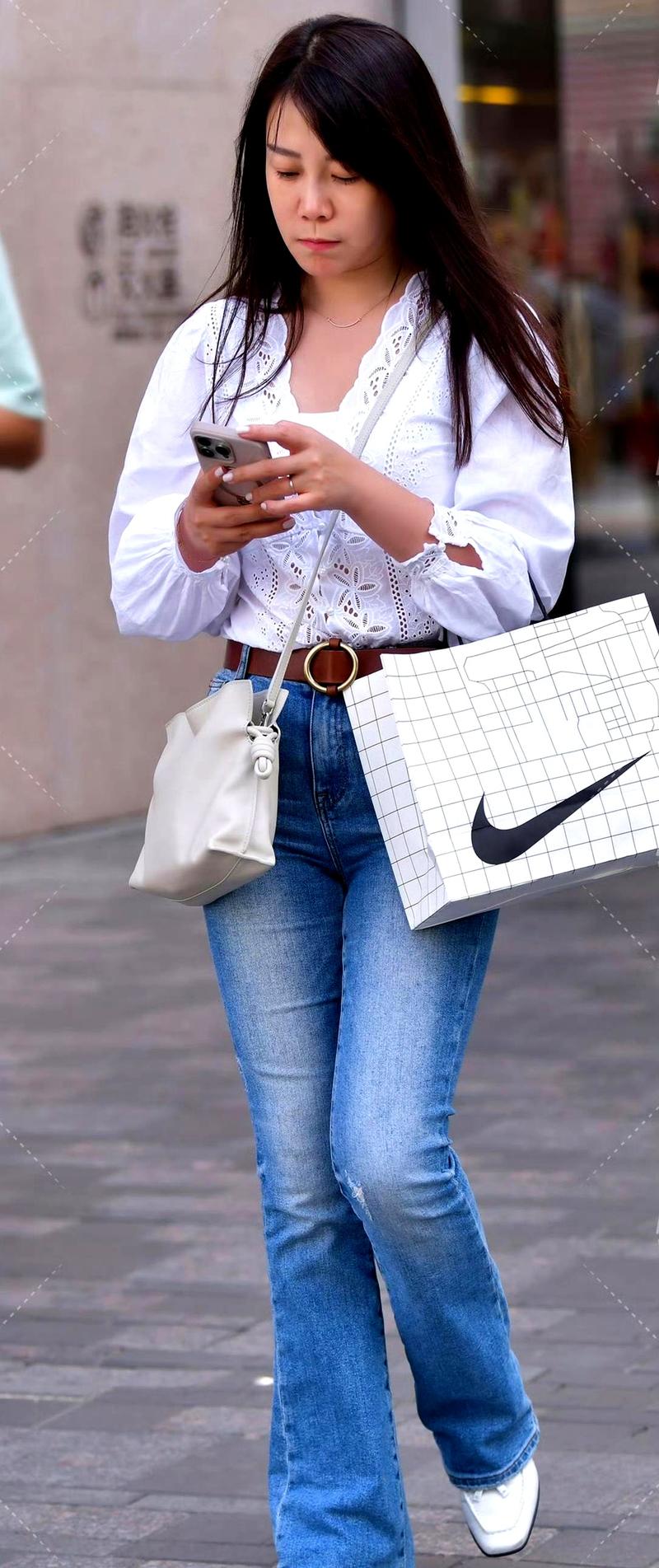 白色蓝色的鞋子怎么搭配衣服好看图片