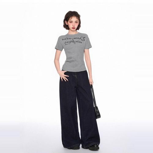 灰色短t恤怎么搭配裤子